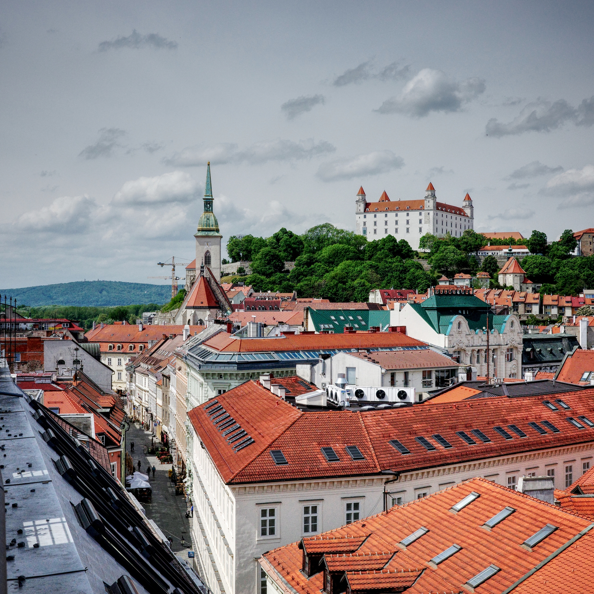 Pohľad na historické centrum Bratislavy a hrad